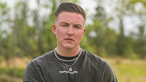 Jonny Jaspers posiert mit ernstem Blick für Prominent getrennt - Foto: RTL