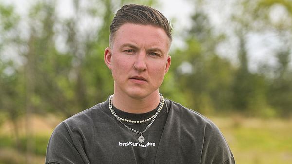 Jonny Jaspers posiert mit ernstem Blick für Prominent getrennt - Foto: RTL