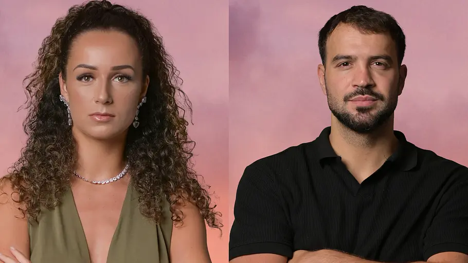 Samira & Yasin Samira und Yasin Cilingir im Porträt vor rosa Hintergrund, beide stehen mit verschränkten Armen und blicken ernst in die Kamera