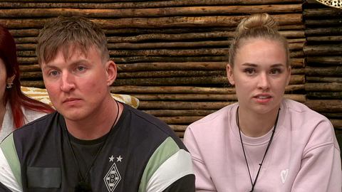 Jonny und Laura schauen bei Prominent getrennt ziemlich unzufrieden - Foto: RTL