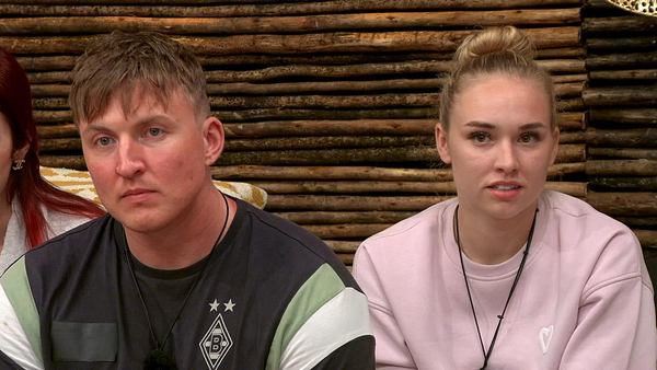 Jonny und Laura schauen bei Prominent getrennt ziemlich unzufrieden - Foto: RTL