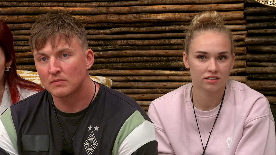 Jonny und Laura schauen bei Prominent getrennt ziemlich unzufrieden - Foto: RTL