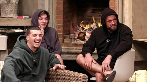 Nico, Giuliano und Felix sitzen in der Villa vor dem Feuer, Nico lacht die anderen beiden grinsen - Foto: RTL