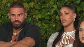 „Prominent getrennt“-Teilnehmende Aleks und Vanessa sitzen bei der Entscheidungsrunde nebeneinander. Während Aleks mit ernstem Blick nach vorne schaut, wirkt Vanessa ebenfalls angespannt. Im Hintergrund ist eine grüne Pflanzenwand zu sehen. - Foto: RTL „Prominent getrennt“-Teilnehmende Aleks und Vanessa sitzen bei der Entscheidungsrunde nebeneinander. Während Aleks mit ernstem Blick nach vorne schaut, wirkt Vanessa ebenfalls angespannt. Im Hintergrund ist eine grüne Pflanzenwand zu sehen. - Foto: RTL