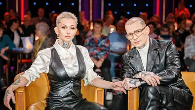 Edith und Eric Stehfest sitzen ernst nebeneinander. Sie halten Händchen. Ein Foto aus alten Tagen. - Foto: IMAGO / STAR-MEDIA