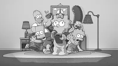 Die Simpsons sitzen in einem Wohnzimmer. Im Vordergrund steht Maggie mit Schleife und Fernbedienung. Das Bild ist grau. - Foto: TMDB Die Simpsons sitzen in einem Wohnzimmer. Im Vordergrund steht Maggie mit Schleife und Fernbedienung. Das Bild ist grau. - Foto: TMDB