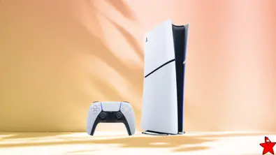 Playstation 5 vor orangenen Hintergrund mit TV Movie-Logo - Foto: TV Movie / o2 / Canva Playstation 5 vor orangenen Hintergrund mit TV Movie-Logo - Foto: TV Movie / o2 / Canva