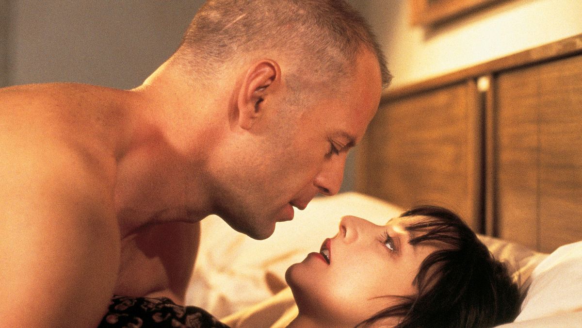 Bruce Willis als Butch in Pulp Fiction. Bruce Willis als Boxer Butch im Film Pulp Fiction. Er liegt halbnackt auf Schauspielerin Amanda Plummer.