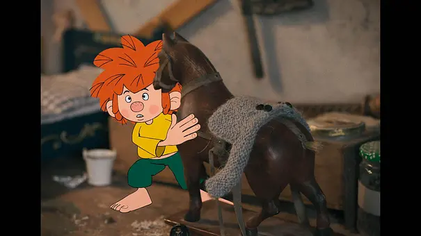 Pumuckl steht als Zeichentrickfigur auf einem Tisch neben einem Pferd aus Holz. - Foto: RTL / NEUESUPER