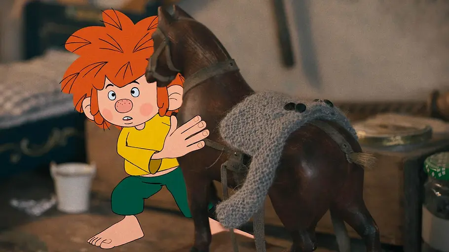 Pumuckl-Serie Pumuckl steht als Zeichentrickfigur auf einem Tisch neben einem Pferd aus Holz.