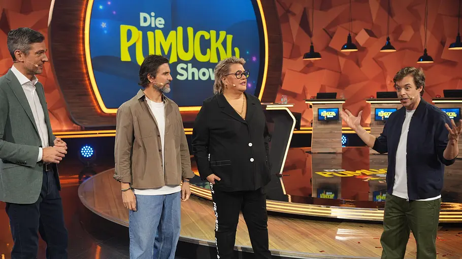 Die Pumuckl Show Am neuen Set der Pumuckl Show stehen Moderator Ingo Zamperoni, Tom Beck, Ilka Bessin und Tobi Krell.
