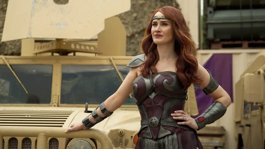 Queen Mave ist in der Welt von „The Boys“ zwar am Leben, doch ein Wiedersehen gab es trotzdem nicht. Queen Maeve steht vor einem Panzer.