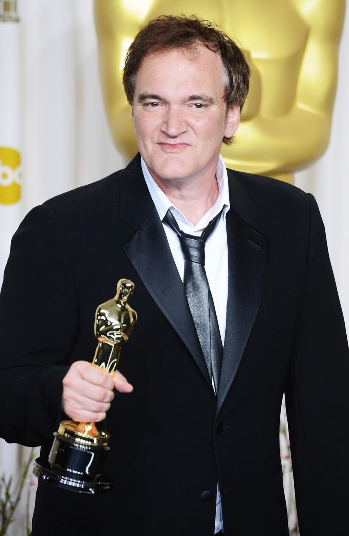 Quentin Tarantino ist bei einem Gala-Auftritt auf dem roten Teppich mit einem Oscar zu sehen