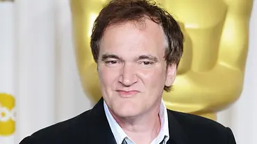 Quentin Tarantino ist bei einem Gala-Auftritt auf dem roten Teppich mit einem Oscar zu sehen - Foto: IMDB