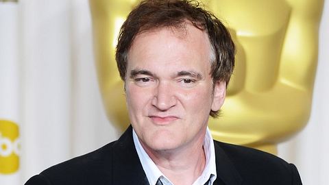 Quentin Tarantino ist bei einem Gala-Auftritt auf dem roten Teppich mit einem Oscar zu sehen - Foto: IMDB