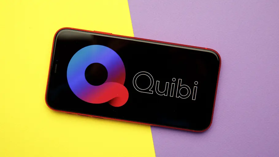 Quibi hat hoch gepokert und alles verloren. Ein Smartphone mit Quibi-Logo vor gelb-lila Hintergrund.