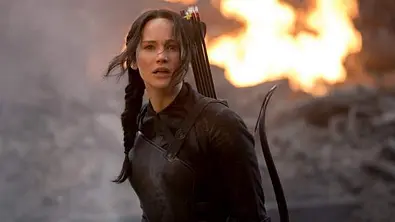 Jennifer Lawrence nimmt in „Die Tribute von Panem – Mockingjay“ erneut ihrer Paraderolle der Katniss Everdeen ein und sagt dem Capitol den Kampf an. - Foto: © Lions Gate Entertainment Inc. Jennifer Lawrence nimmt in „Die Tribute von Panem – Mockingjay“ erneut ihrer Paraderolle der Katniss Everdeen ein und sagt dem Capitol den Kampf an. - Foto: © Lions Gate Entertainment Inc.