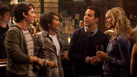 Nackt-Alarm bei 21 & Over!  