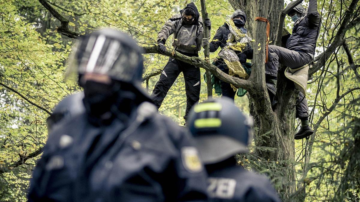 Barrikade – Bilder einer Waldbesetzung Barrikade – Bilder einer Waldbesetzung