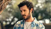 Rabbi Noah schaut betrübt zur Seite. - Foto: ERIN SIMKIN/NETFLIX Rabbi Noah schaut betrübt zur Seite. - Foto: ERIN SIMKIN/NETFLIX