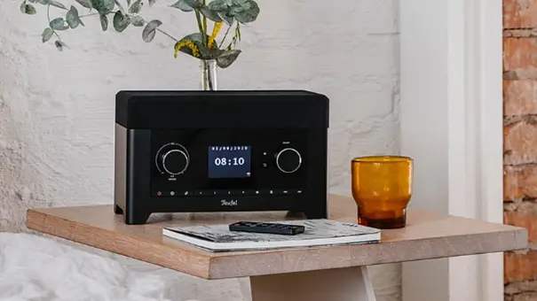 Ein Radio steht im Schlafzimmer auf dem Nachttisch - Foto: Teufel/PR