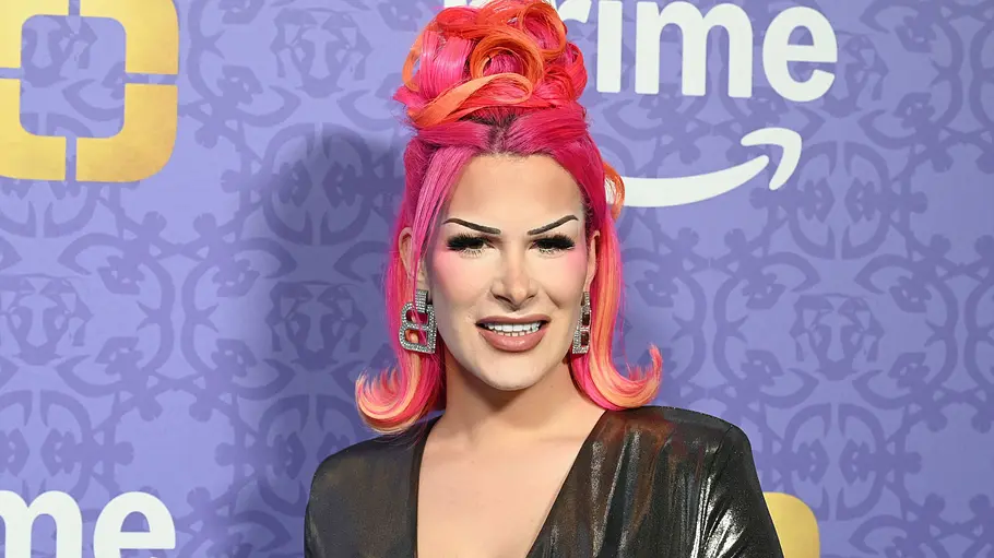 Raffaela „Raffa“ Zollo will sich am Strand von Thailand beweisen. Raffaela „Raffa“ Zollo mit pinken Haaren auf einer Premiere.