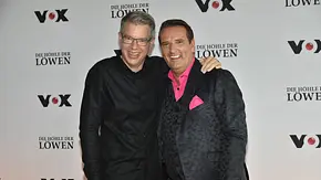 Frank Thelen und Ralf Dümmel stehen lächelnd mit einem Arm um die Schulter vor einer Wand mit VOX- und „Die Höhle der Löwen“-Logos. - Foto: Imago/APP-Photo Frank Thelen und Ralf Dümmel stehen lächelnd mit einem Arm um die Schulter vor einer Wand mit VOX- und „Die Höhle der Löwen“-Logos. - Foto: Imago/APP-Photo