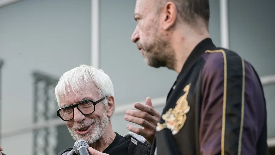 Ralf Richter und sein Sohn Maxwell hatten ein enges Verhältnis. Maxwell Richter hält seinem Vater Ralf Richter ein Mikro hin.