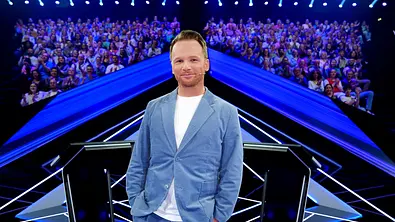 Ralf Schmitz schaut lächelnd in die Kamera - Foto: RTL / Stefan Gregorowius