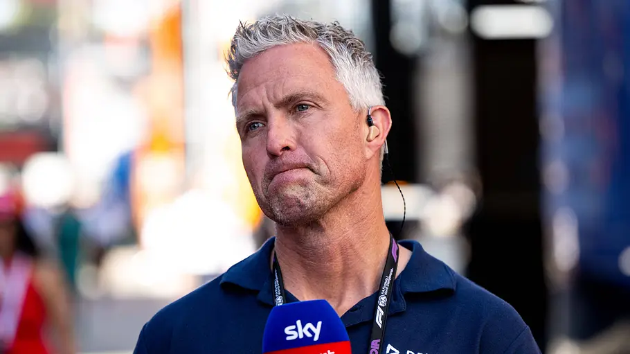 Ralf Schumacher meldet sich nach OP Ralf Schumacher mit Mikro in der Hand