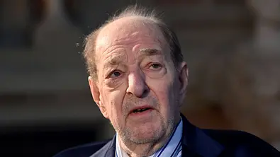 Ralph Siegel schaut mit ernster Miene schräg nach oben. Sein Mund ist leicht geöffnet. - Foto: IMAGO / Sven Simon