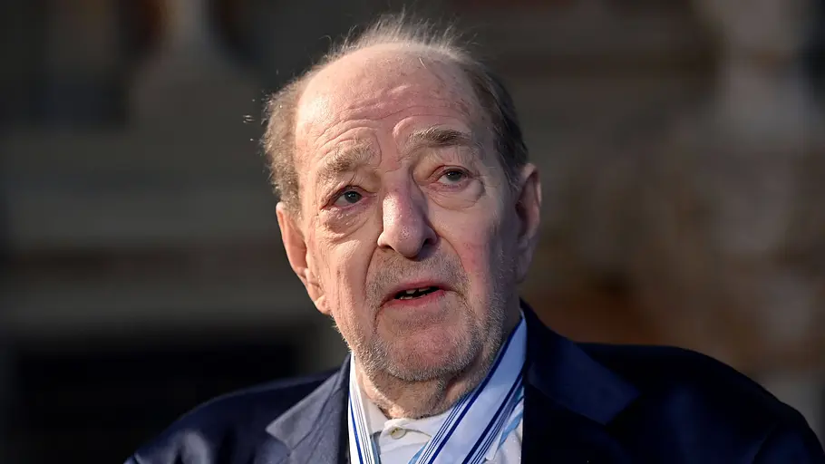 Große Sorge um Ralph Siegel, der derzeit im künstlichen Koma liegt. Ralph Siegel schaut mit ernster Miene schräg nach oben. Sein Mund ist leicht geöffnet.
