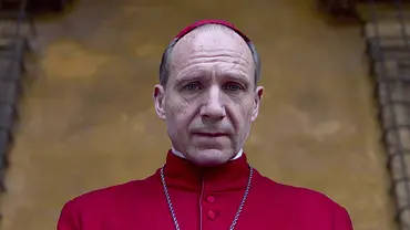 In Konklave muss Ralph Fiennes die Wahl des neuen Papstes leiten. - Foto:  IMAGO / Landmark Media