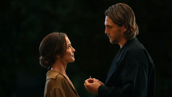 Quinn und Oliver führen ein ernstes Gespräch - Foto: Jeff Neumann/Netflix Quinn und Oliver führen ein ernstes Gespräch - Foto: Jeff Neumann/Netflix