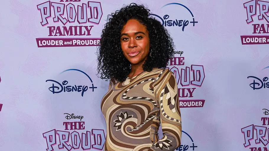Raquel Lee Bolleau Raquel Lee Bolleau steht vor einer Fotowand von „The Proud Family“.