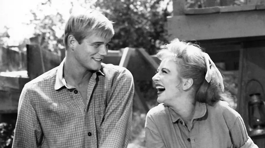 Roger Ewing und Schauspielkollegin Amanda Blake Roger Ewing steht neben Schauspielkollegin Amanda Blake. Beide strahlen glücklich.