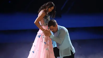 Gustav Schäfer drückt sich bei Lets Dance kurz vor seinem Rauswurf an Anastasia Marusters Bauch.  - Foto: IMAGO / Matthias Wehnert