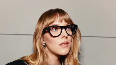 Eine blonde Frau die eine smarte Brille von Ray Ban und Meta trägt - Foto: Meta/PR