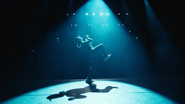 Raygun bei einer Nachstellung ihres Olympia-Auftritts. - Foto: © 2026 Netflix, Inc.
