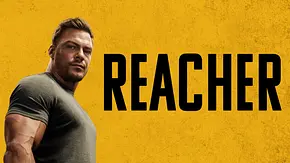 Alan Ritchson als Jack Reacher vor einem gelben Hintergrund. Neben ihm steht „Reacher“ in schwarzen Buchstaben. - Foto: Amazon Prime Video Alan Ritchson als Jack Reacher vor einem gelben Hintergrund. Neben ihm steht „Reacher“ in schwarzen Buchstaben. - Foto: Amazon Prime Video