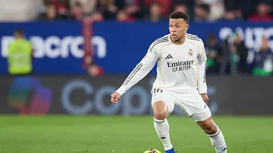 Kylian Mbappe im Real Madrid-Trikot auf dem Feld.  - Foto: IMAGO / Ricardo Larreina Amador