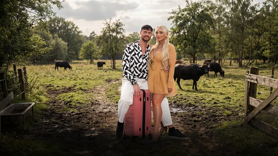 Reality-Pärchen Sandro (31) und Michelle Daniaux (28) mit Koffern vor einer Kuhweide.