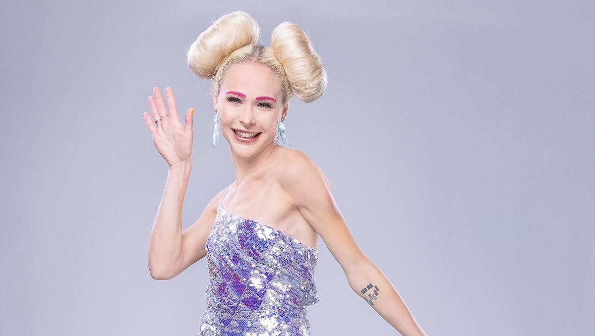 Theresia Fischer Theresia Fischer posiert mit enormen Space-Buns für Reality Queen