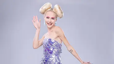 Theresia Fischer posiert mit enormen Space-Buns für Reality Queen - Foto: RTL