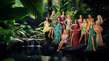 Gruppe von glamourös gestylten Frauen in eleganten, farbenfrohen Abendkleidern, die gemeinsam in einer tropischen Dschungelkulisse vor Wasserfall und üppigem Grün posieren. - Foto: RTL / Benno Kraehahn Gruppe von glamourös gestylten Frauen in eleganten, farbenfrohen Abendkleidern, die gemeinsam in einer tropischen Dschungelkulisse vor Wasserfall und üppigem Grün posieren. - Foto: RTL / Benno Kraehahn