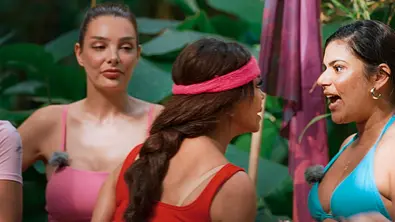 Kader Loth und Tanja Tischewitsch geraten bei „Reality Queens“ in einen lautstarken Streit im Dschungelcamp - Foto: RTL