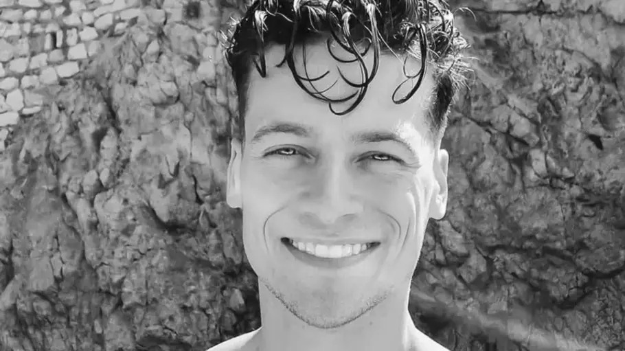 Reality-Star Mano Machinek ist im Alter von 37 Jahren bei einem Autounfall in Italien ums Leben gekommen Reality-Star Mano Machinek ist im Alter von 37 Jahren bei einem Autounfall in Italien ums Leben gekommen