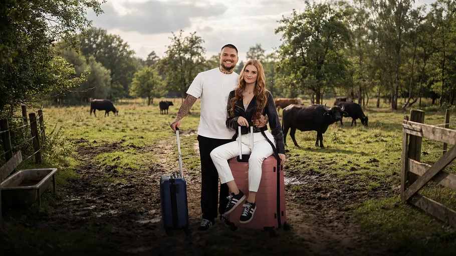 Reality-Star Nico Legat (28) und Freundin Laura (26) mit Koffern vor einer Kuhweide.