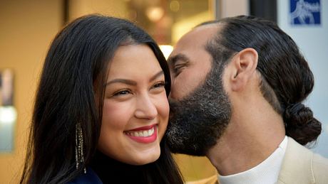 Rebecca Mir bekommt einen Kuss von Massimo Sinató – so kamen sie zusammen. - Foto:  IMAGO / Future Image