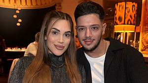 Rebecca Ries & Göktug Göker lächeln in die Kamera - Foto: Instagram/whoisbeccs